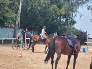 Tapfere Fahrradfahrerin, die die ganzen 15,7 km mit ihrer Reitergruppe mitfuhr